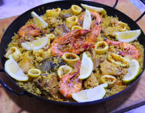 Paella aux fruits de mer et au poulet