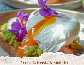 Avocado toast printanier aux fleurs de violette