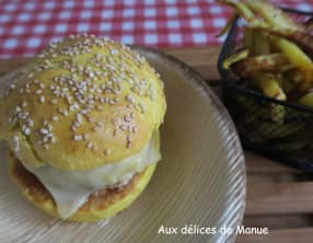 Burger à la farine de maïs et curcuma au poulet et tomates séchées
