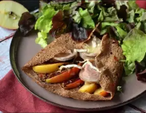 Galette normande à l'andouille pomme et Camembert