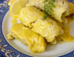 Feuilles de chou farcies, sauce citron
