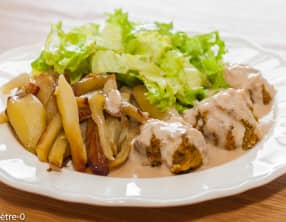 Boulettes végétariennes aux pois chiches et à la patate douce, frites au four et sauce à la crème, moutarde et soja