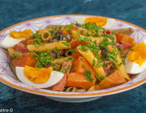 Salade de pâtes, haricots rouges et patates douces aux oeufs