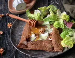 Galette de blé noir au chèvre noix et miel