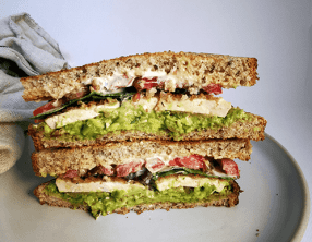 Sandwich au tofu croustillant et avocat