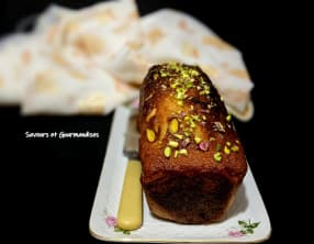 Cake aux raisins secs et aux pistaches