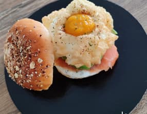 Hamburger fromage fines herbes, avocat, saumon et œuf nuage