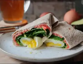 Wrap au saumon avocat et oeuf mollet