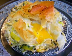 Oeufs en croustade chèvre frais, crème de tapenade au poireau et piment d'Espelette