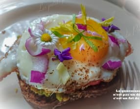 Avocado toast printanier