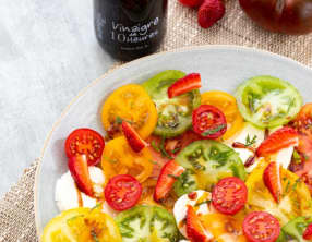 Salade colorée aux tomates, mozzarella et fraises