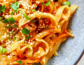 Pad thaï aux cacahuètes et sriracha