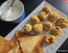 Falafels, chips de tortilla et sauce blanche