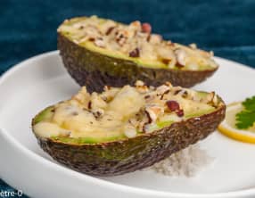 Avocat au four au gouda et aux noisettes