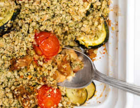 Crumble salé au tempeh, courgettes et tomates