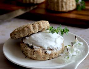 Scones au fromage végétal et thym