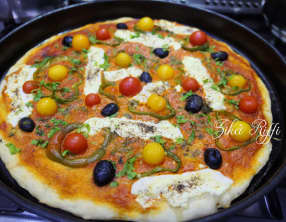 Pizza aux poivrons, fromage de chèvre et tomates cerises