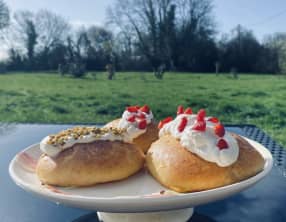 Maritozzi aux fraises et aux pistaches