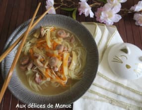 Ramen aux pousses de bambou, carotte, chipolata et lardons