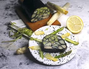 Makis d'asperges au jambon et carpaccio de têtes d'asperges aux agrumes