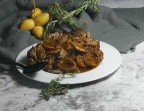 Épaule d'agneau confite sauce aux dattes