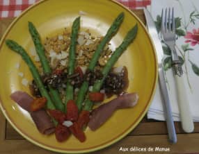 Asperges vertes et jambon cru sur sablé au parmesan et vinaigrette balsamique