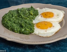 Oeufs sur le plat, épinards aux pommes de terre