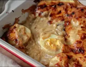 Gratin d'oeufs durs et fondue d'oignons à la sauce Mornay