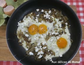 Œufs sur le plat aux oignons et feta