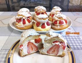 Choux aux fraises avec de la chantilly au mascarpone