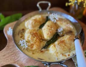 Quenelles au Comté, sauce crème ail des ours