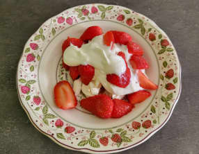 Fraises, meringue et crème fouettée