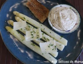 Asperges blanches à la mousse de parmesan au poivre de Kampot