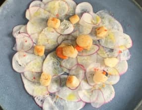 Carpaccio de navets nouveaux, pétoncles et émulsion à la clémentine