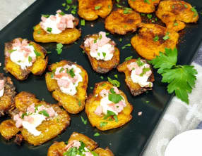 Smashed potatoes garnies