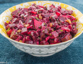 Salade de betteraves rouges aux noix et à la truite fumée