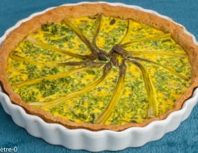 Quiche aux asperges, petits pois et oignons nouveaux