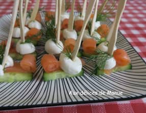 Pics apéritifs de concombre au saumon fumé et mozzarella