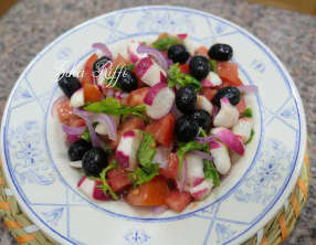 Salade de radis aux oignons et tomates à la menthe