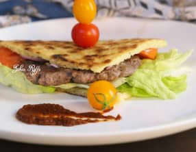 Kesra-burgers aux steaks de viande hachée