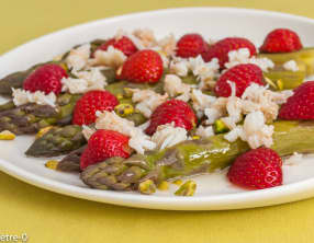 Asperges vertes aux fraises, pistaches et araignée