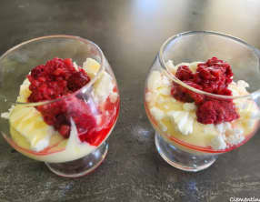 Dessert de crème fraîche, advokaat et framboises