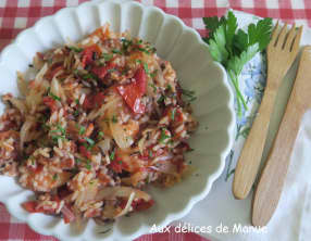 Riz aux crevettes, tomates et oignon