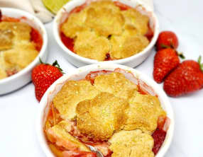 Cobbler fraises et rhubarbe