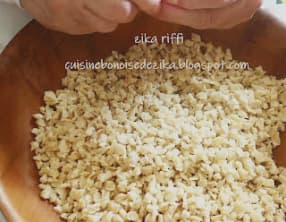 Préparer et émietter la galette de la chakhchoukha