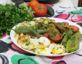 Assiette estivale aux légumes frais et oeuf frit