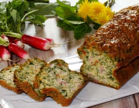 Cake salé aux fanes de radis, lardons et tomates séchées
