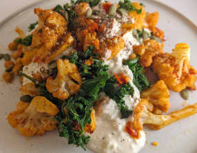 Chou-fleur rôti au paprika fumé, pois chiches, kale et épinards