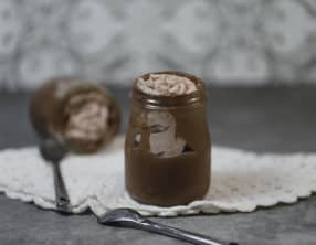 Mousse au chocolat et chantilly au praliné