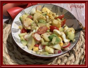 Salade de pommes de terre, œufs durs et concombre